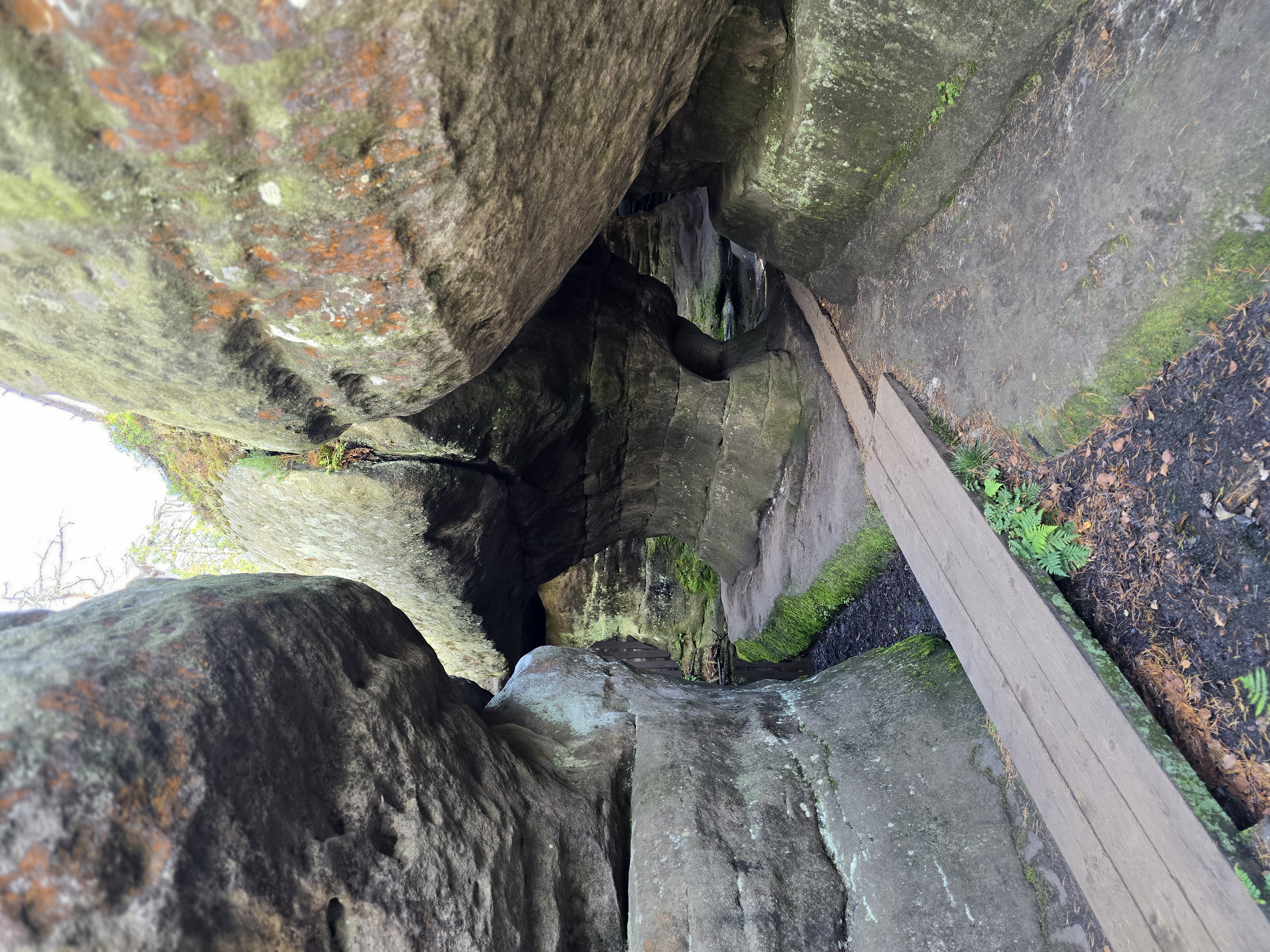 Błędne Skały polecamy zobaczyć odpoczywając w Zakątku pod Bastionami