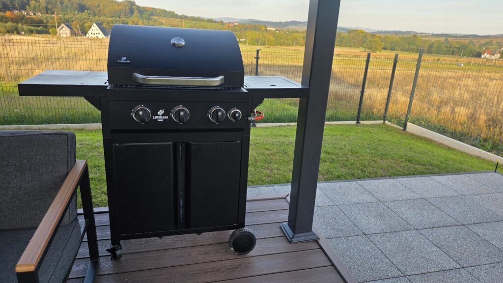 Grill i przestrzeń wypoczynkowa przy Domku Cisza