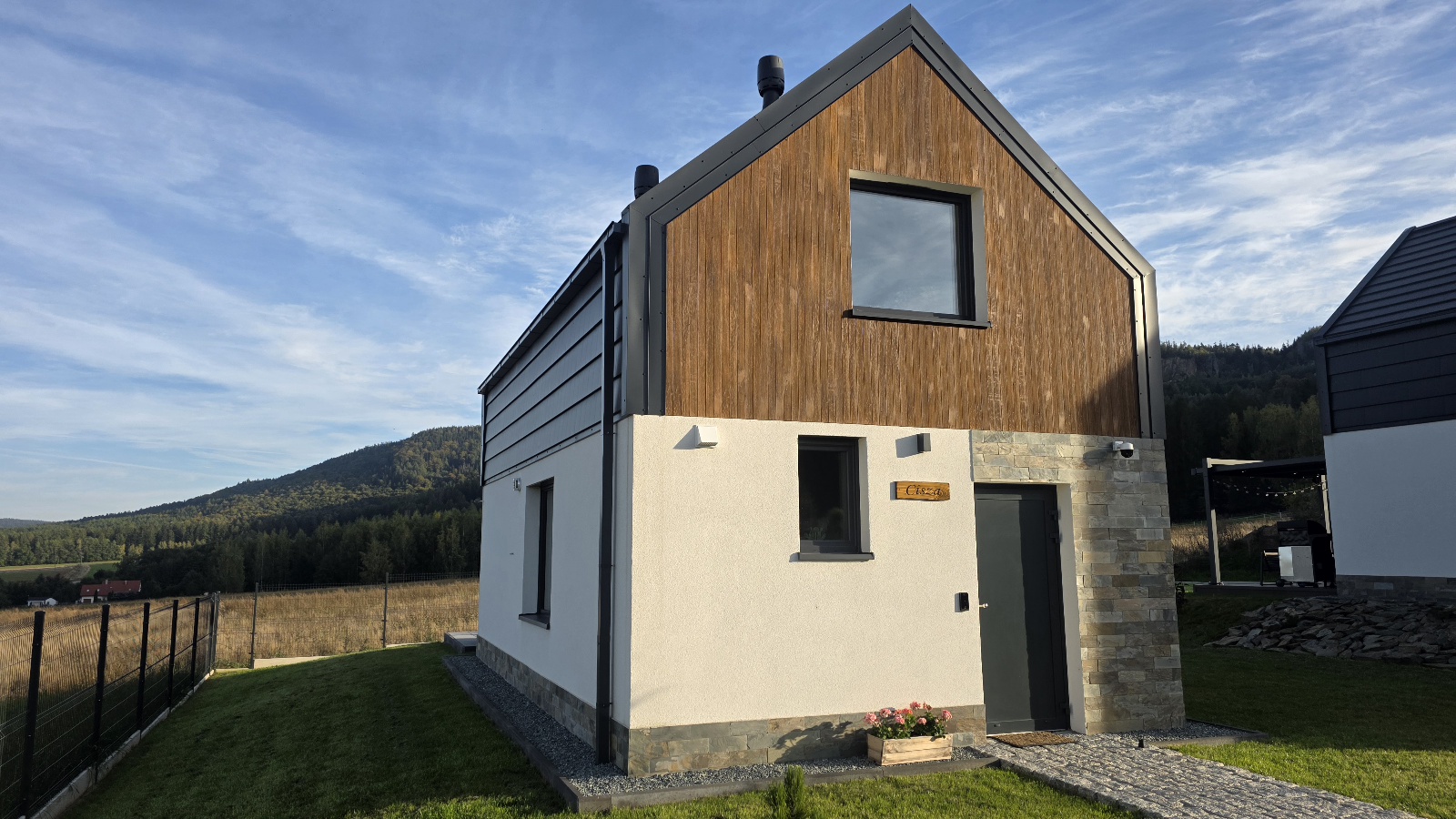 Domek Cisza w Radkowie – widok na budynek od frontu